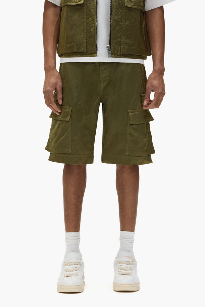 Cargo shorts in green sateen, five-pocket design, relaxed fit with utility flap pockets.