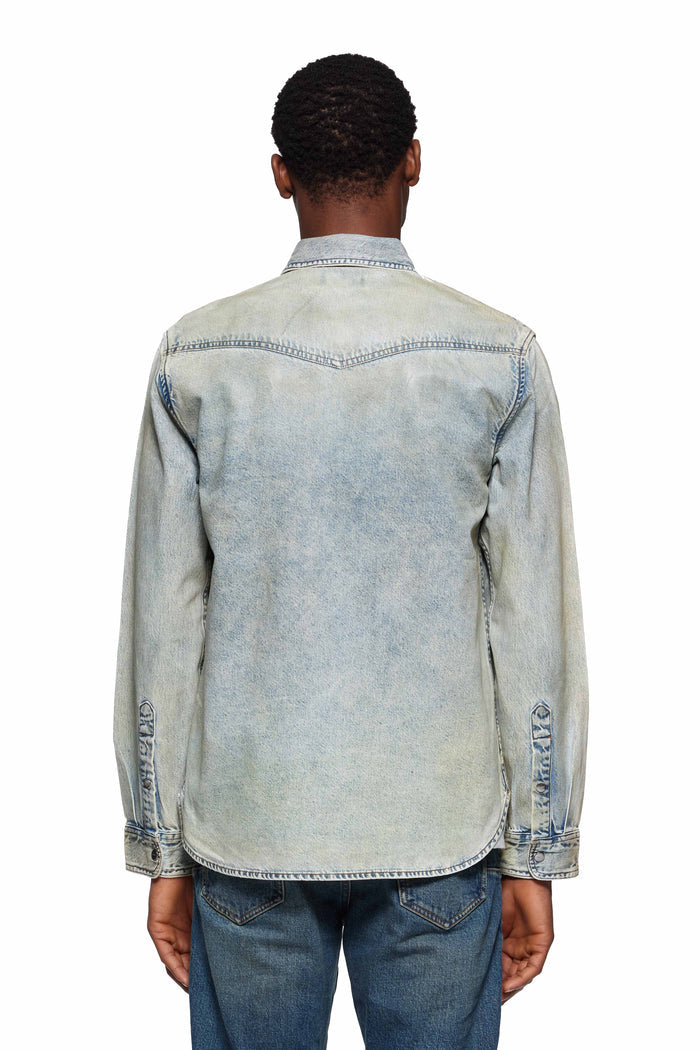 Coated Western Shirt in light indigo with snap front and chest pocket, regular fit.