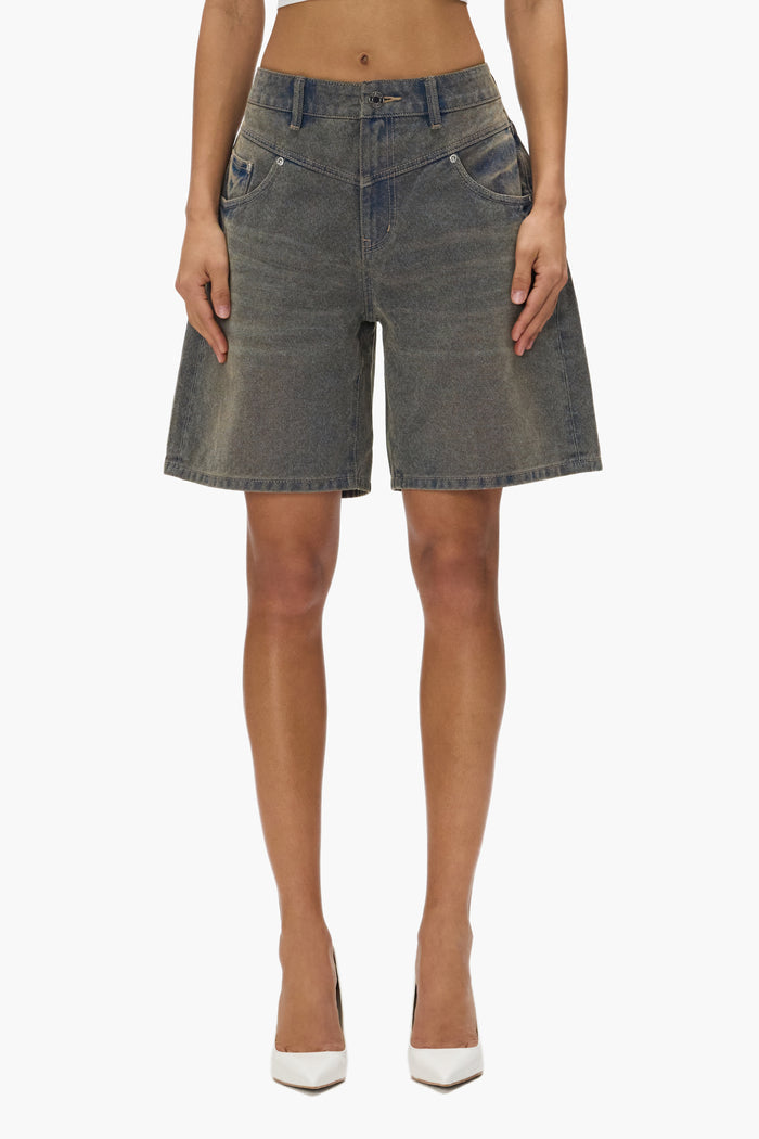 Embossed Logo Short in cotton, mid-thigh length, low rise, loose fit, with 5 pockets.
