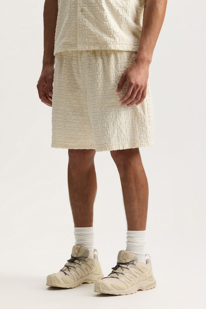 Jacquard Terry Short in regular fit, made of 76% cotton and 24% polyester.