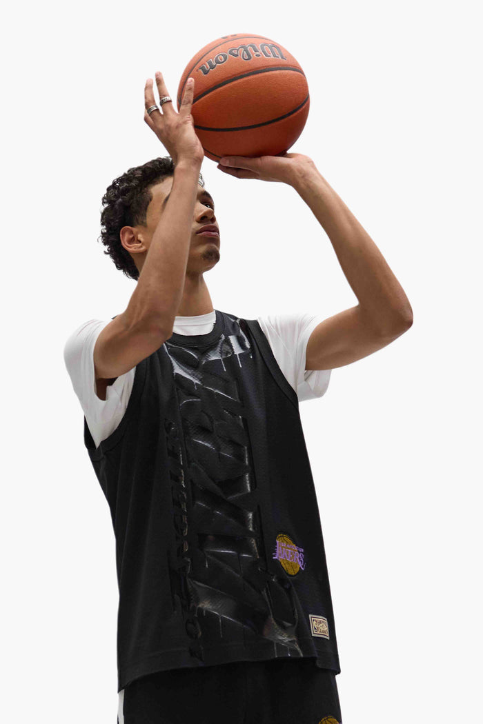 LA Lakers Mesh Jersey with embroidered details in oversized fit, made from 100% polyester.