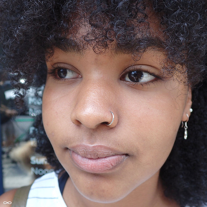 Nostril piercing with Seam Ring from Anatometal in Stainless Steel