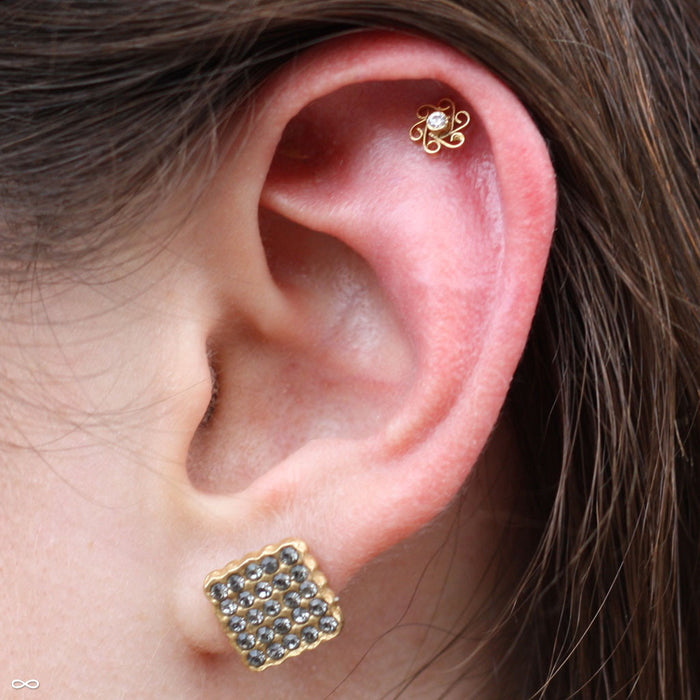 Outer helix piercing with Shakti Press-fit End in Gold from Quetzalli in Clear CZ